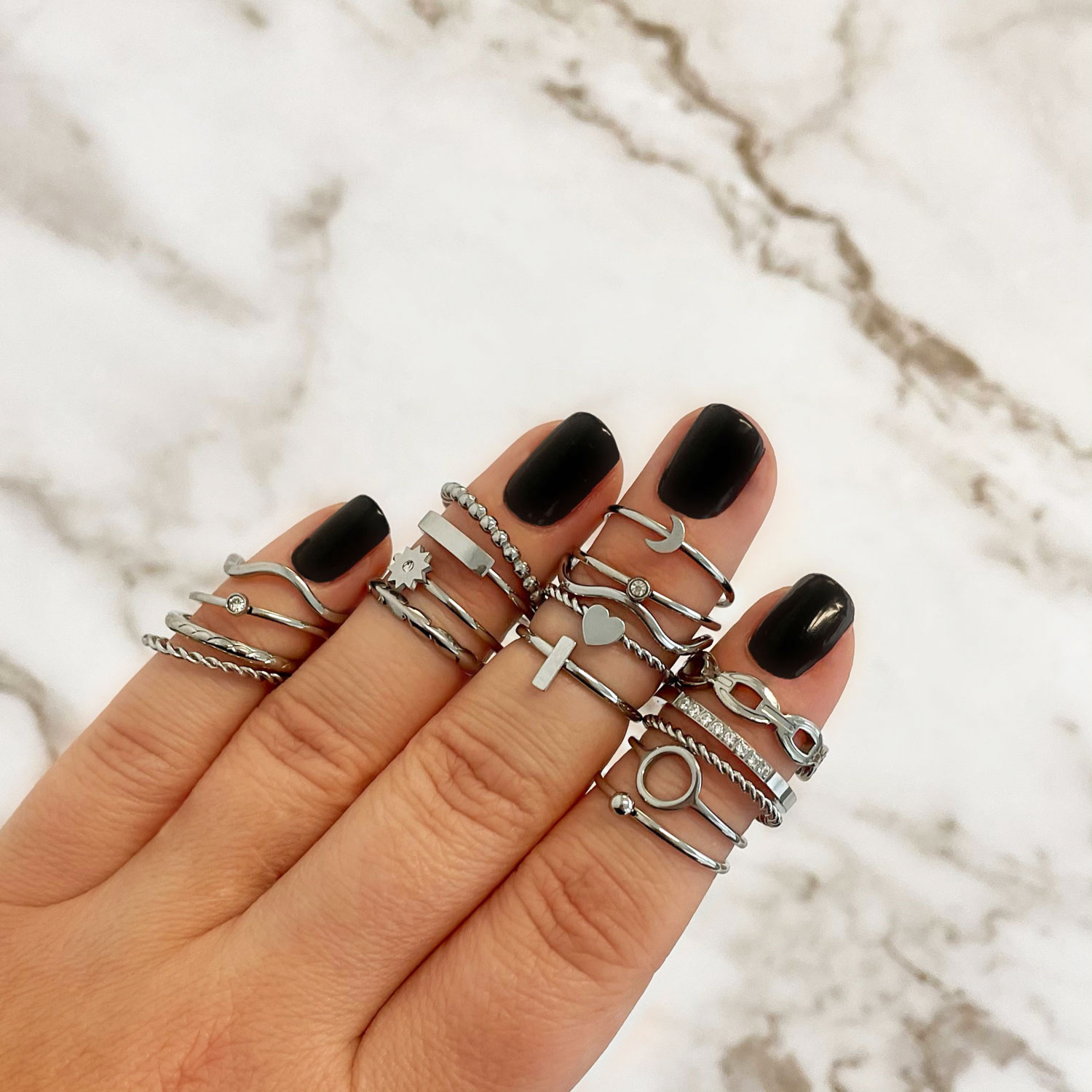 Leuke mix van ringen om te shoppen trend