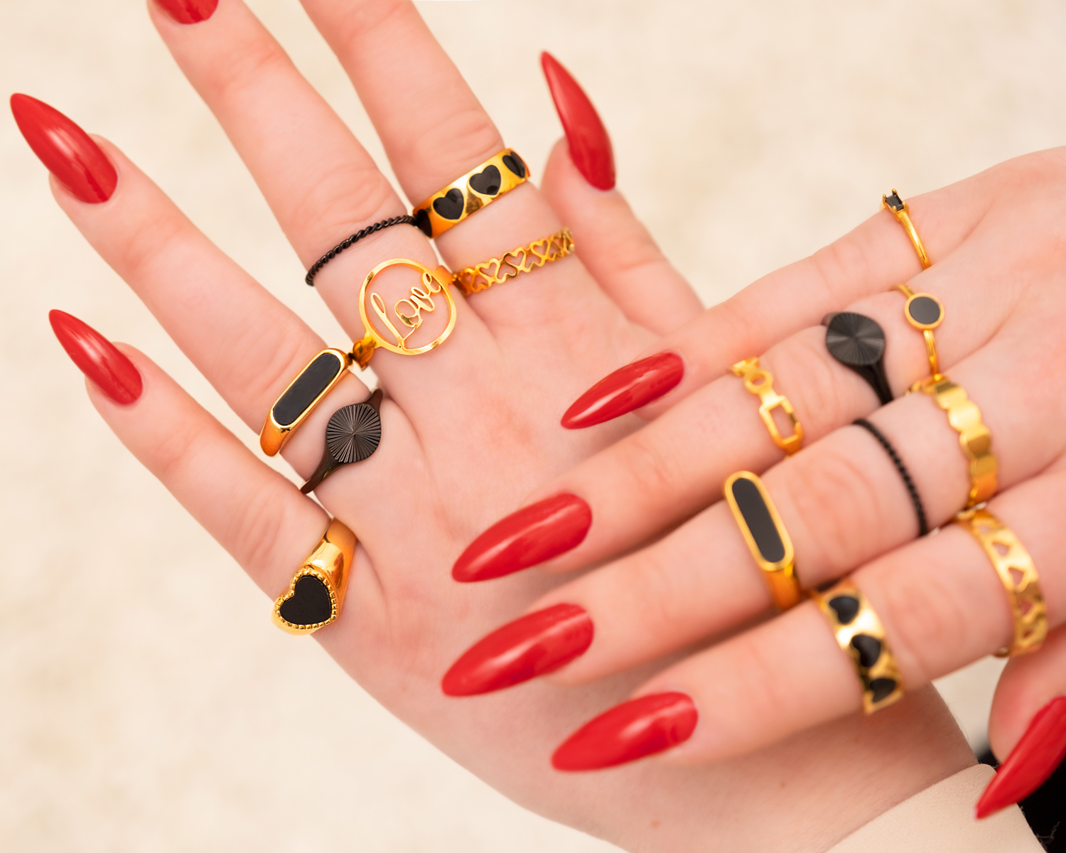 Gouden ringen mix met zwarte details