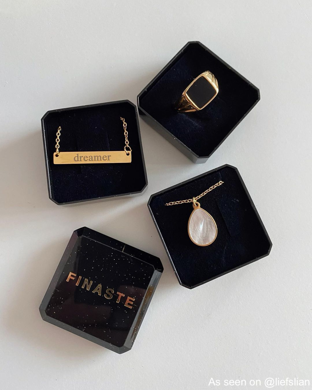 Influencer met gouden sieraden