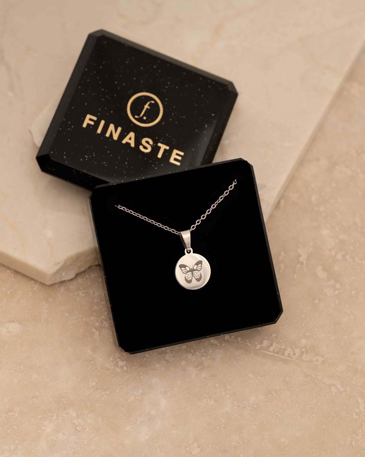 Sieradendoosje met Birth month butterfly ketting