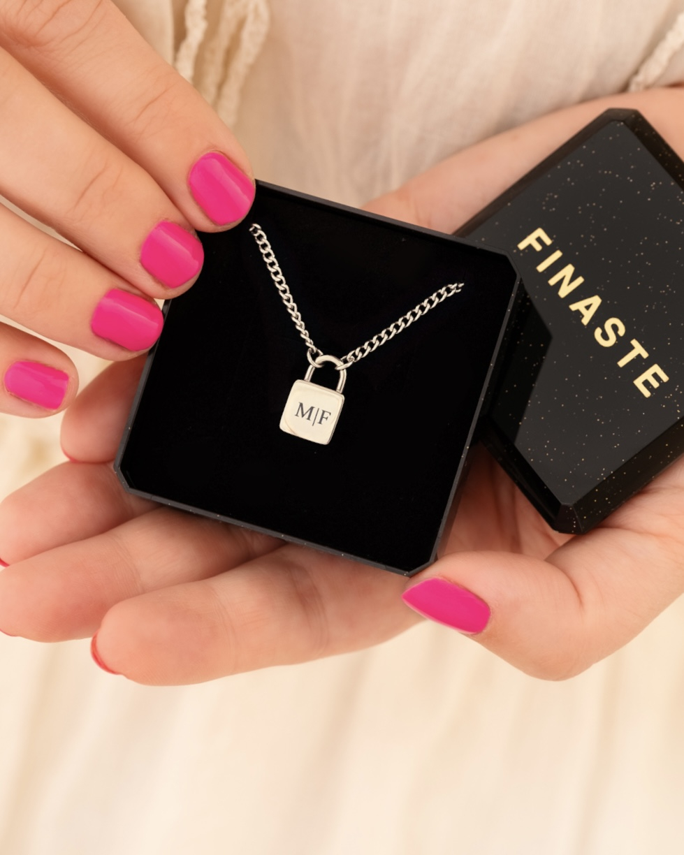Initialen ketting in sieradendoosje