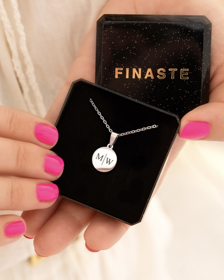 Twee initialen ketting in sieradendoosje
