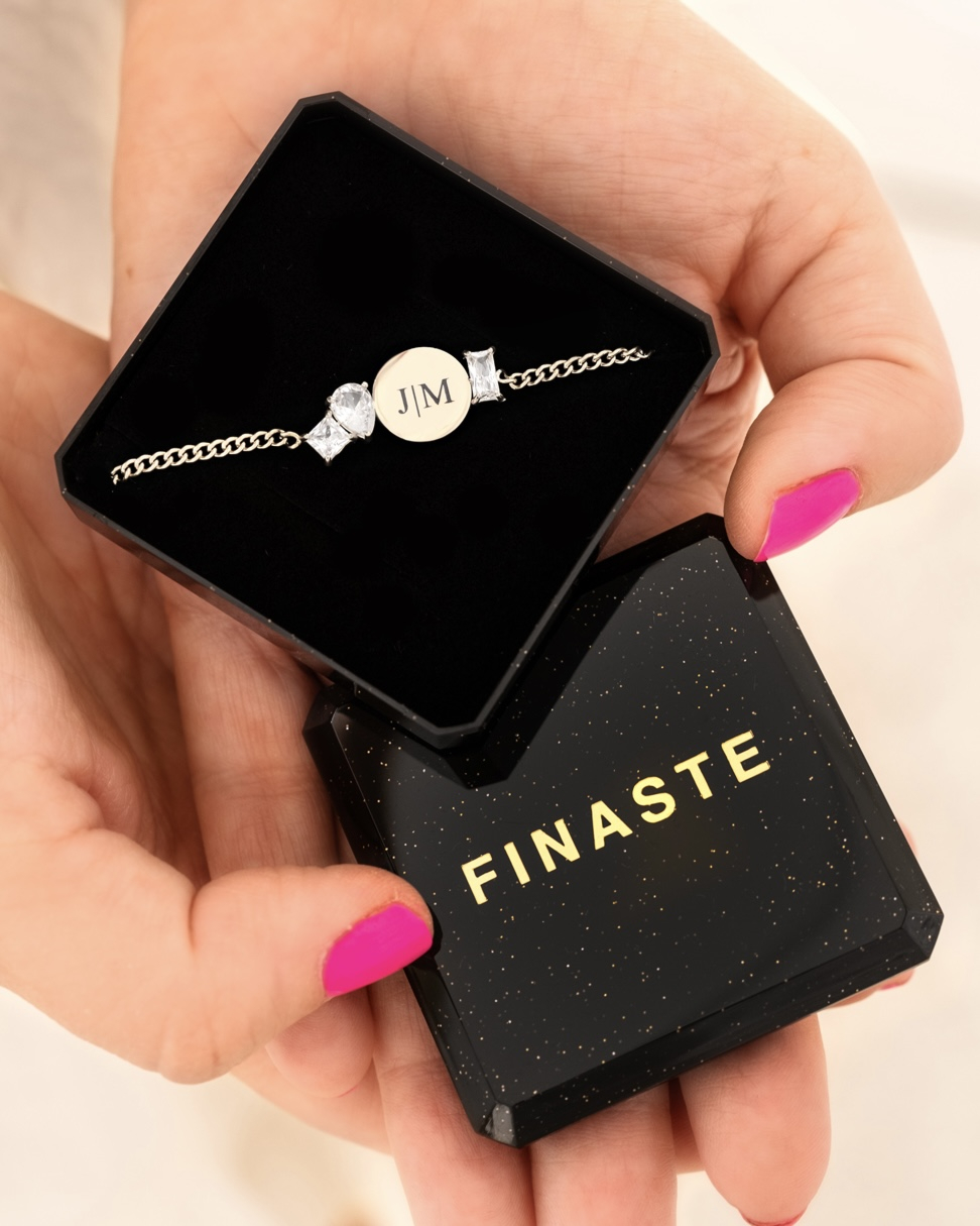 Initialen armband in sieradendoosje