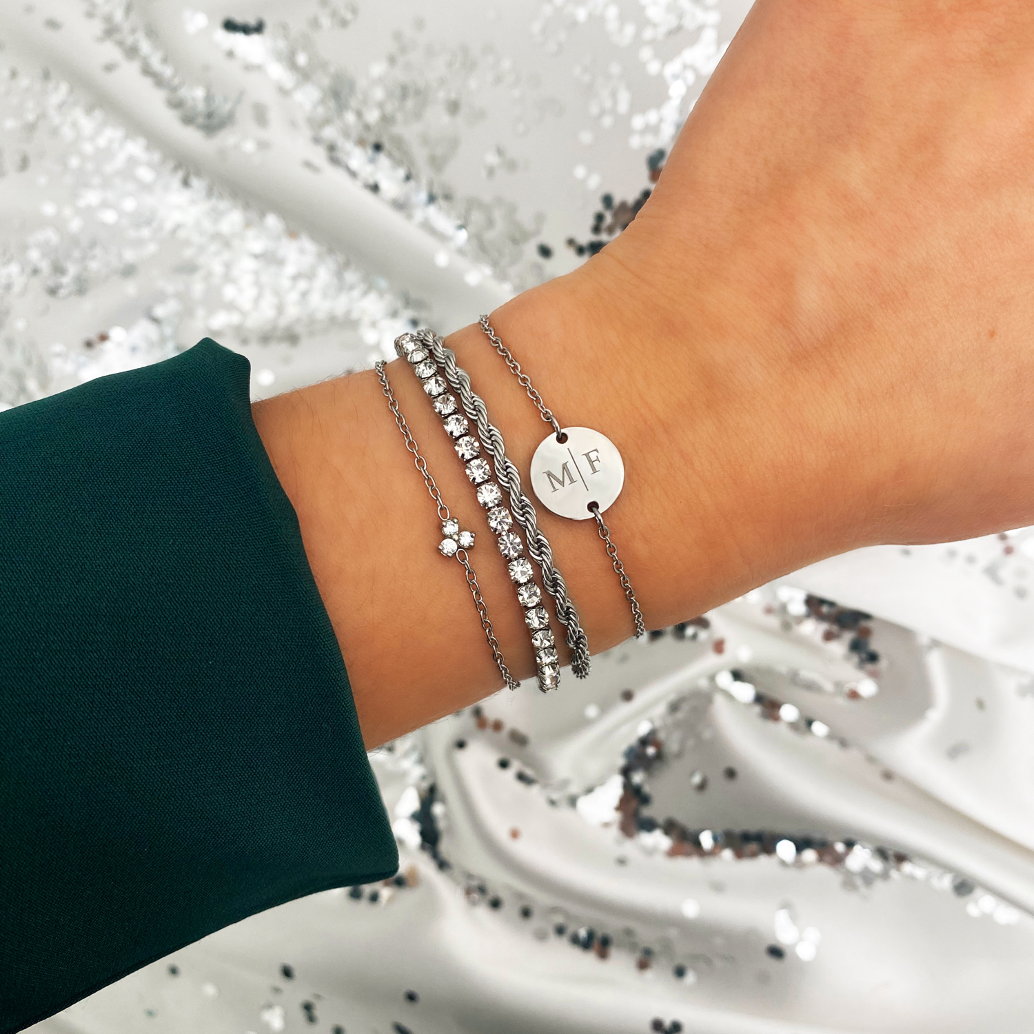 zilveren armparty met tennis armband om pols
