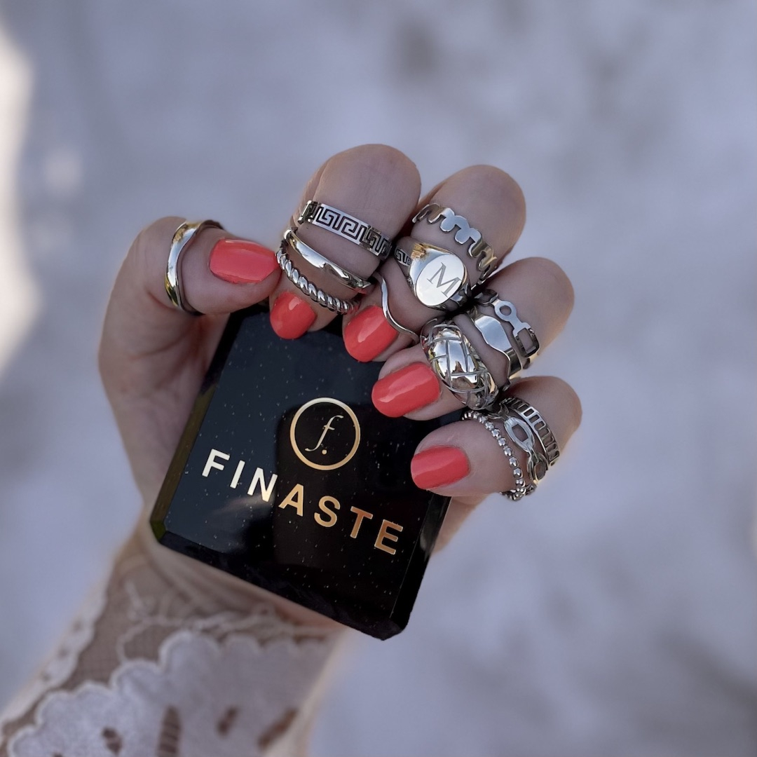 Zilveren ringparty met sieradendoosje in hand