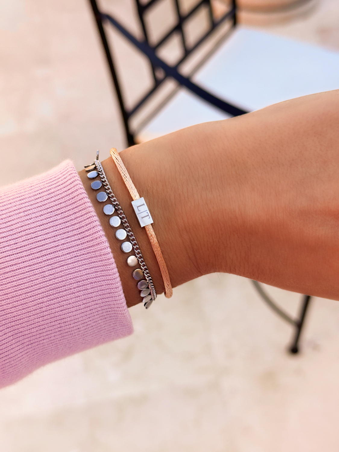 Model draagt zilveren armbanden set
