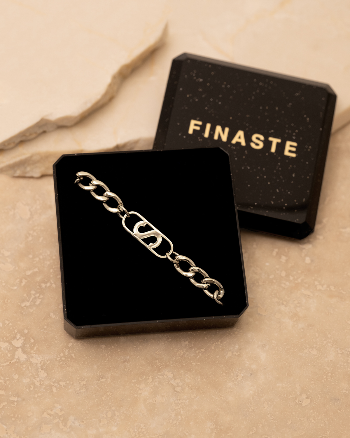Zilveren letter armband in sieradendoosje