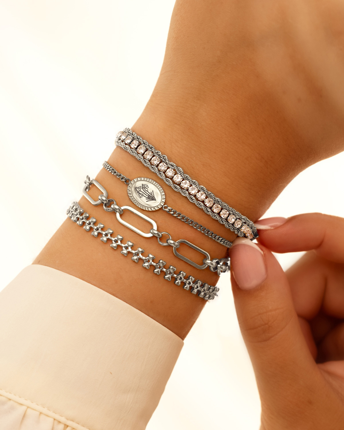 Mix van zilveren armbanden om pols