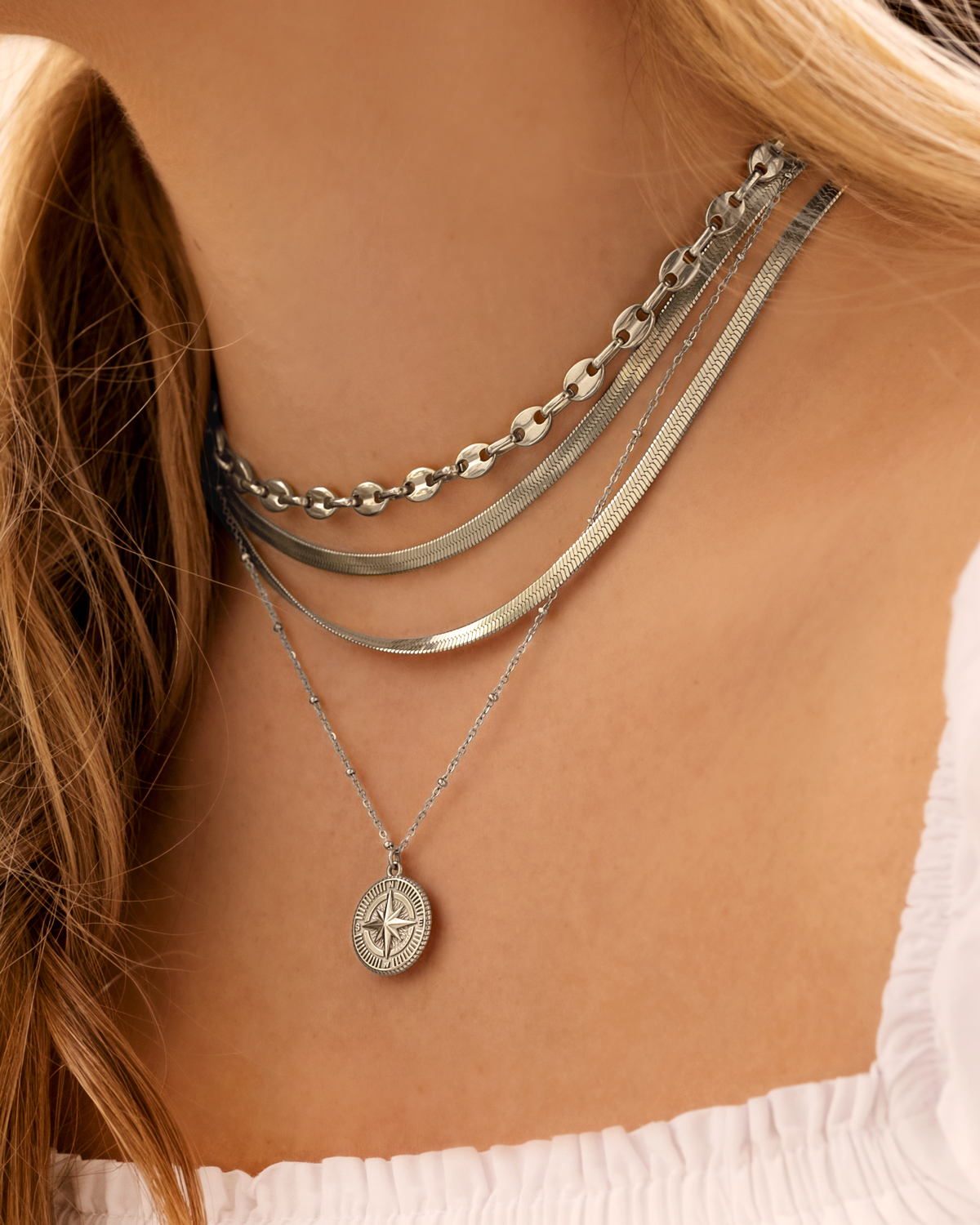 Zilveren necklaceparty bij model