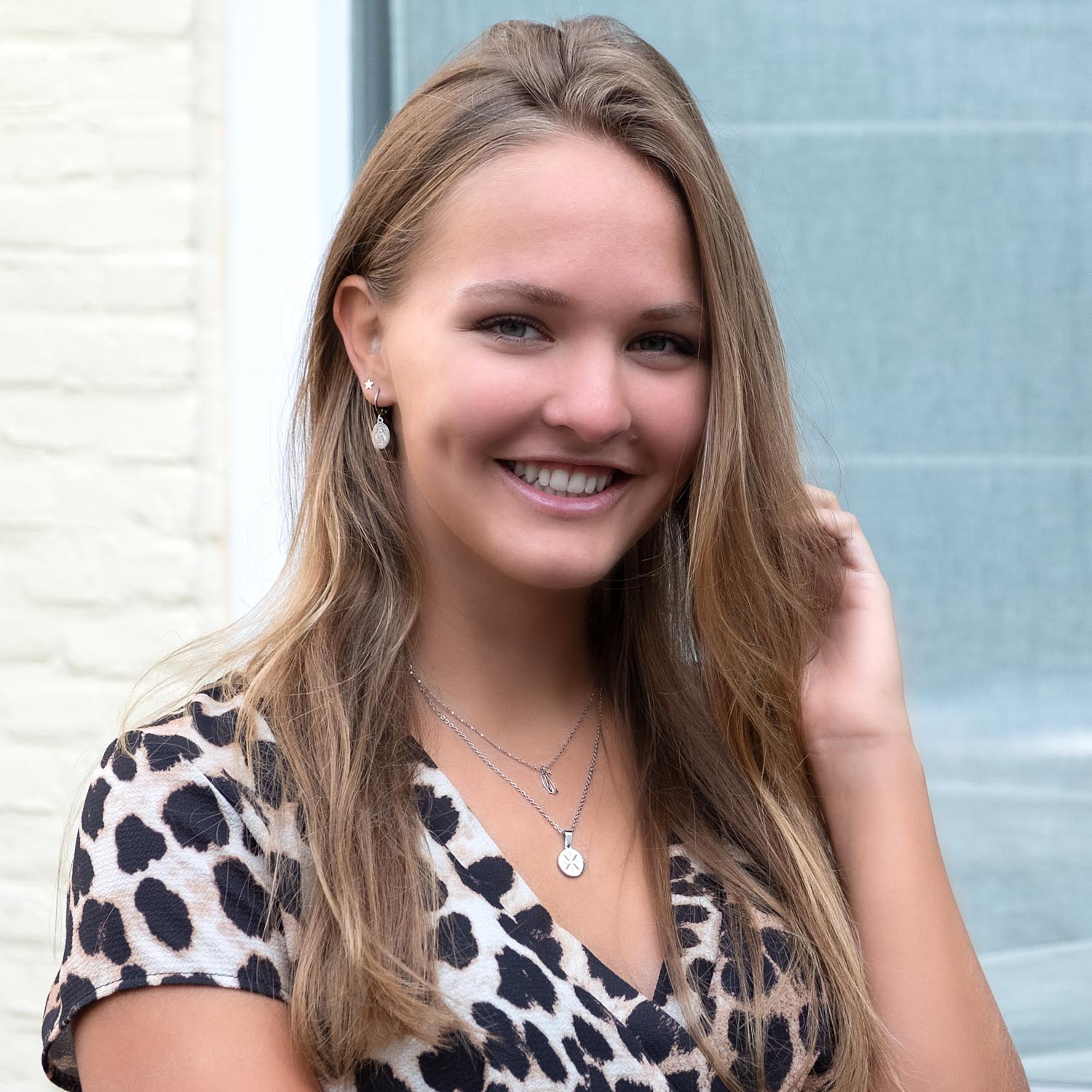 Vrouw draagt leuke set met sieraden in de kleur zilver