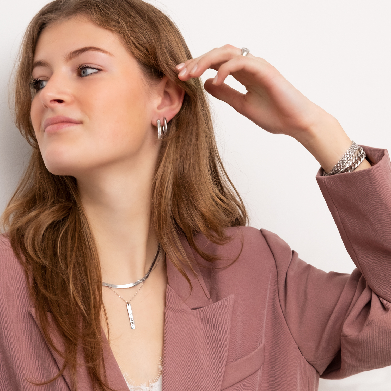 Model draagt zilveren sieraden mix