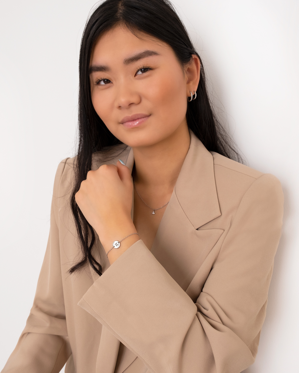 Zilveren sieraden look bij model