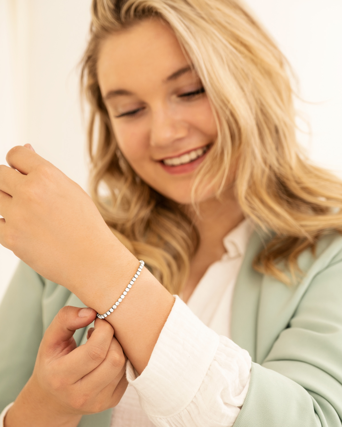 Zilveren sieraden mix bij model