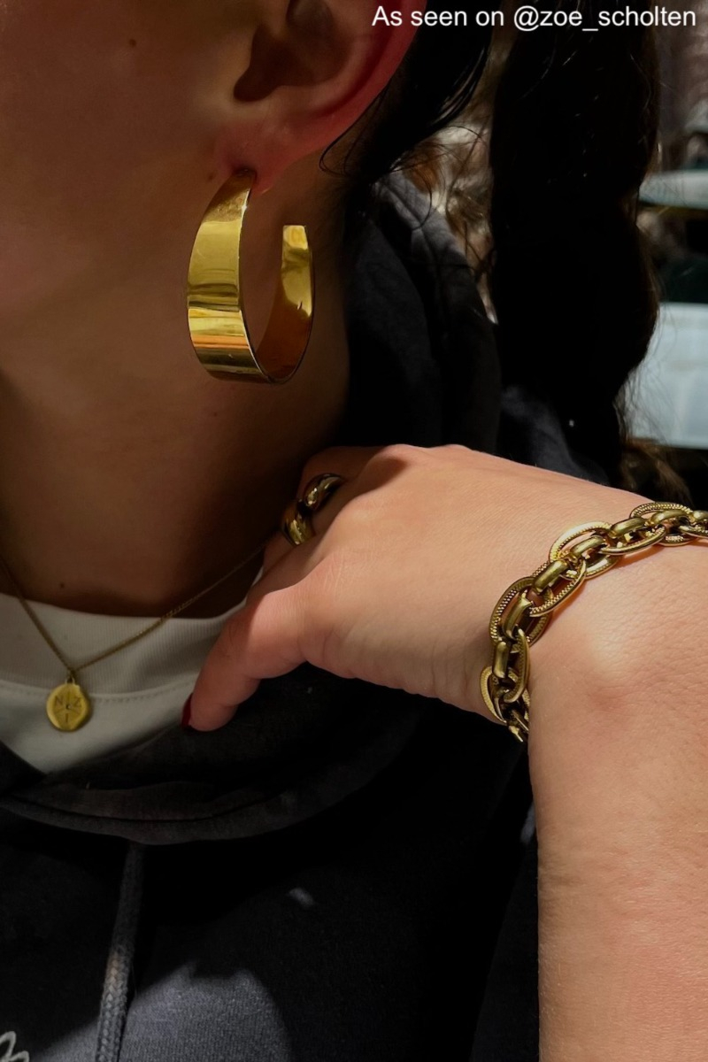 Influencer draagt gouden chunky armband