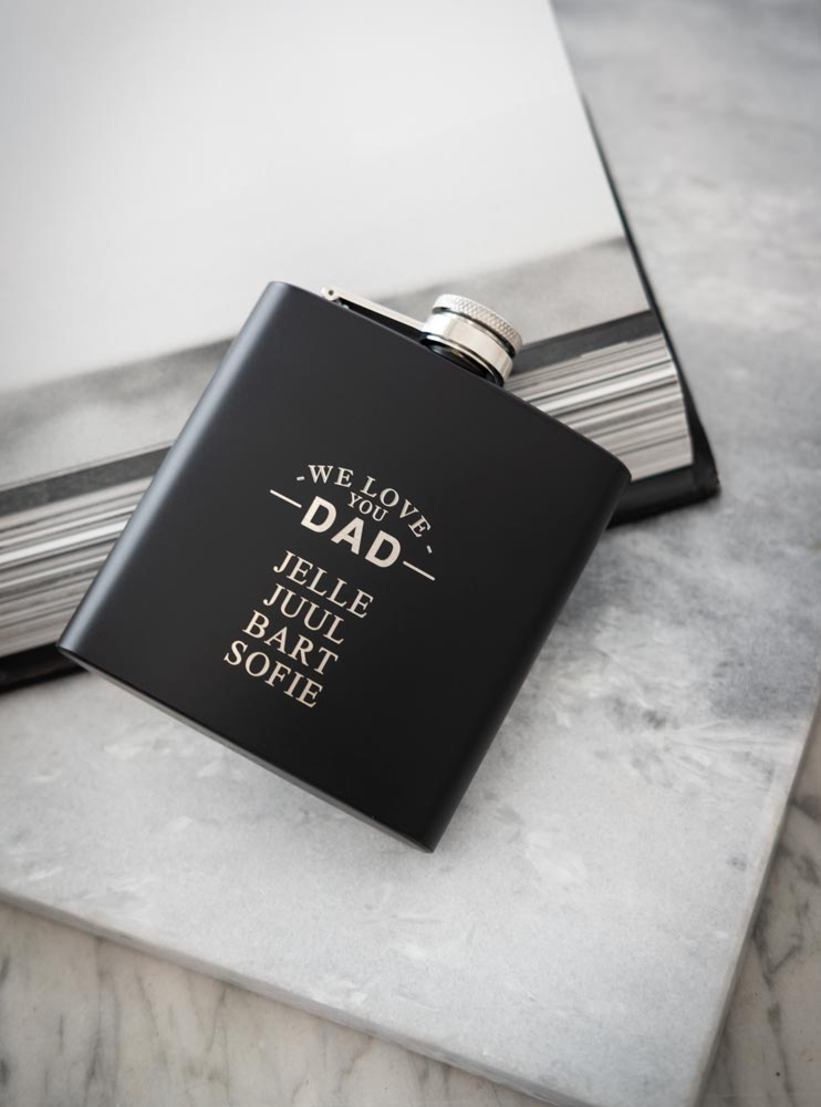 Heupfles met namen zwart - we love you dad