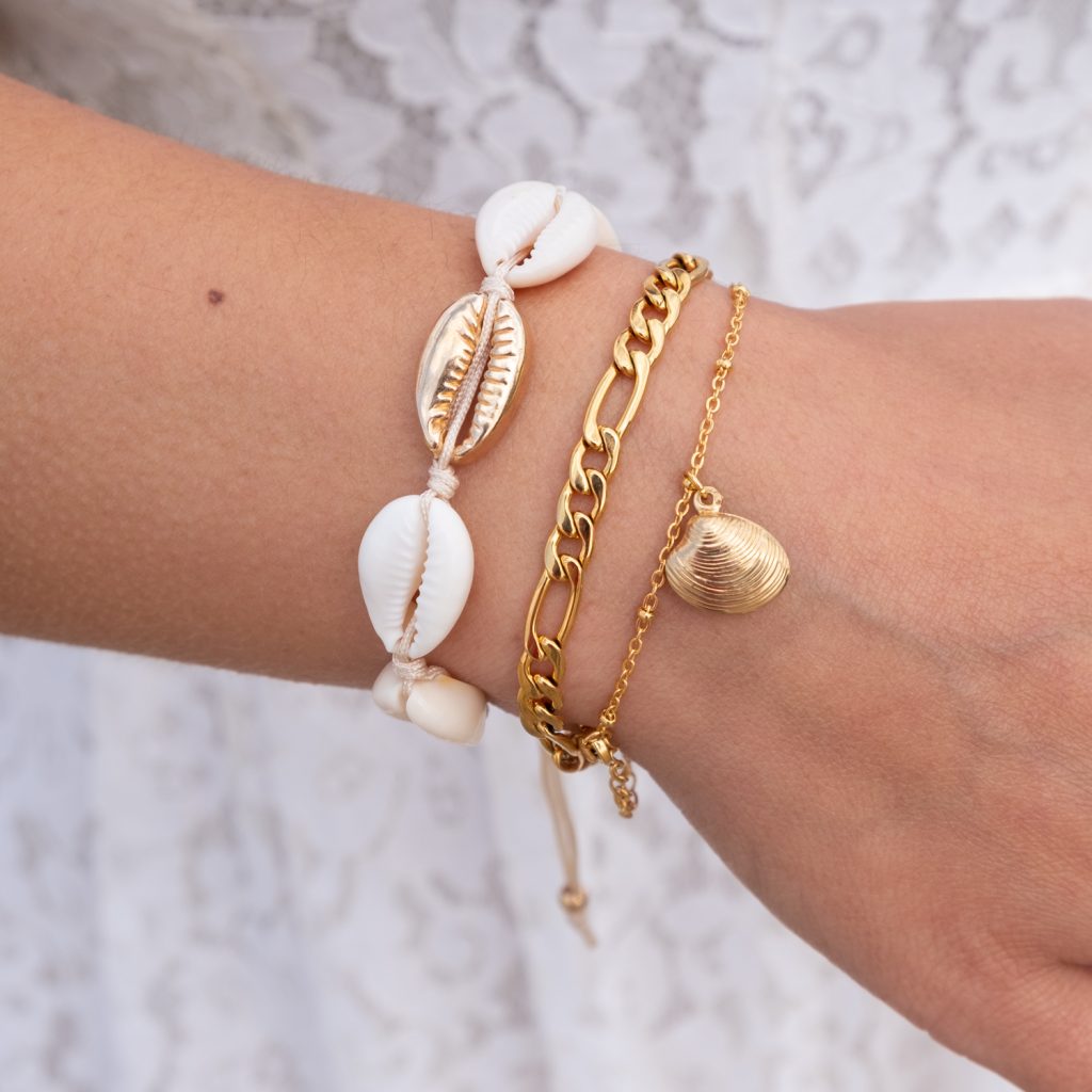 Gouden armbandjes met schelpjes