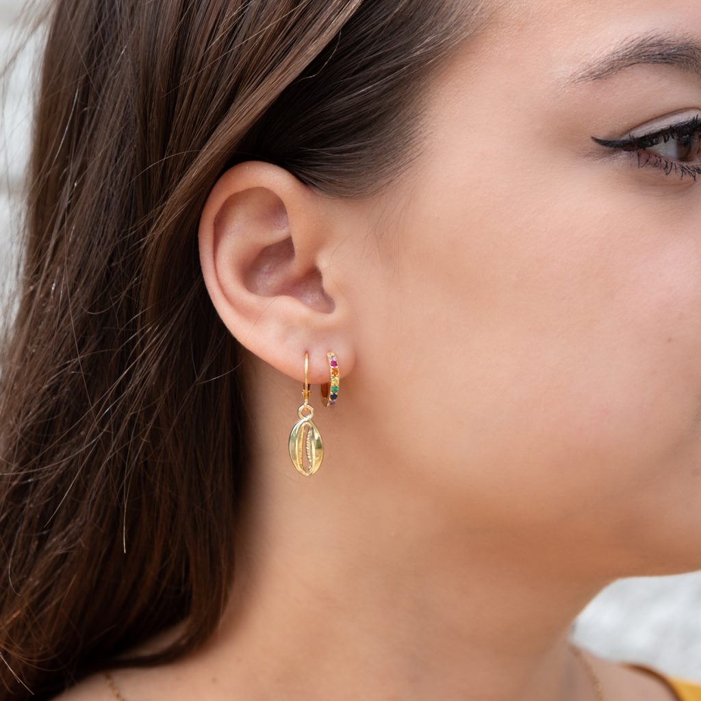 Gouden earparty met gekleurde steentjes