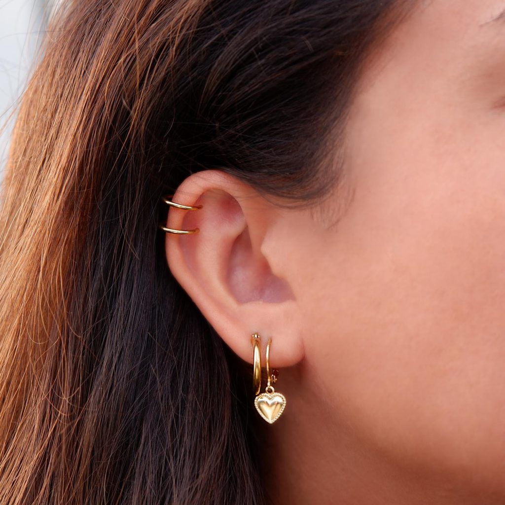 dubbele zilveren ear cuff in oor