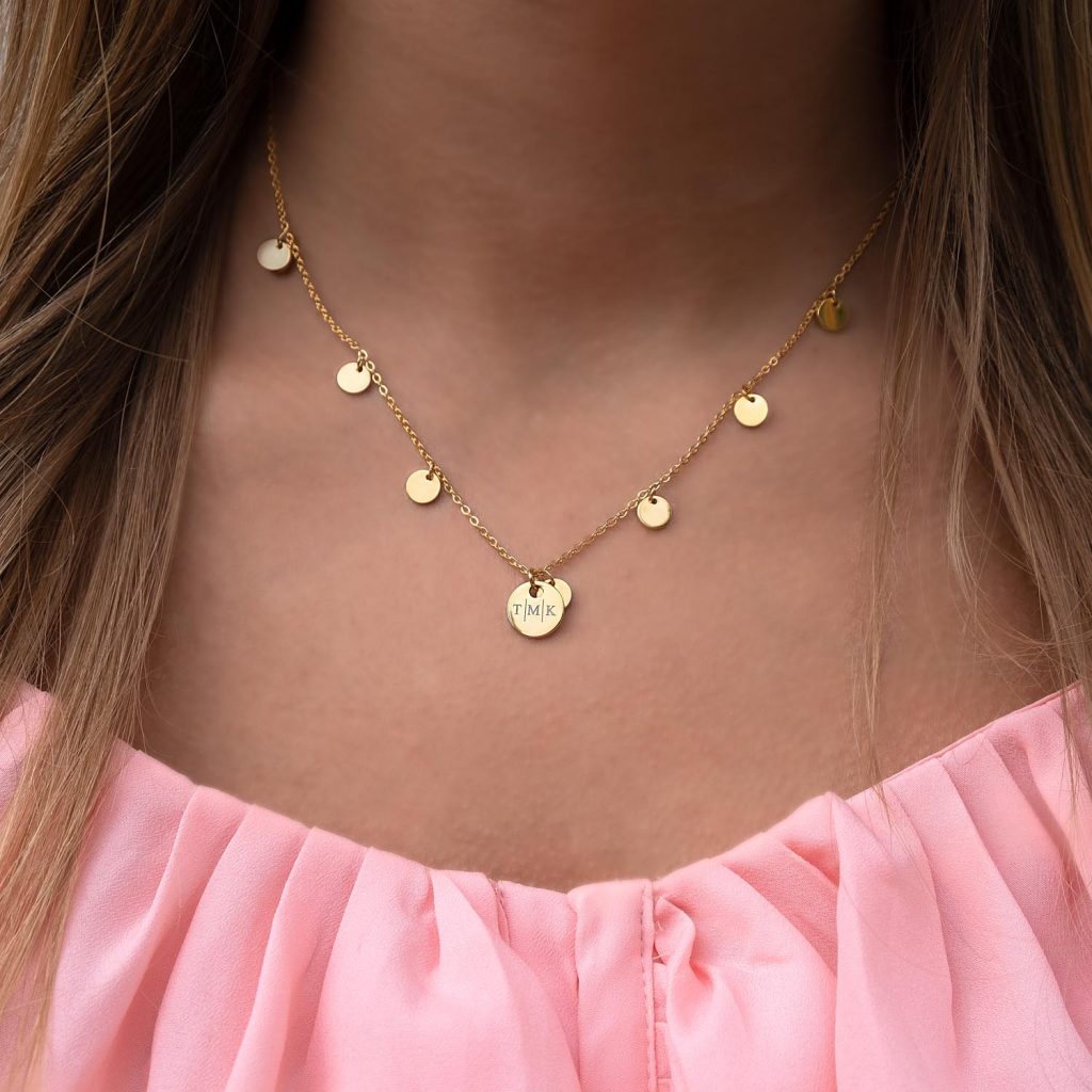 Gouden muntjes ketting bij roze top