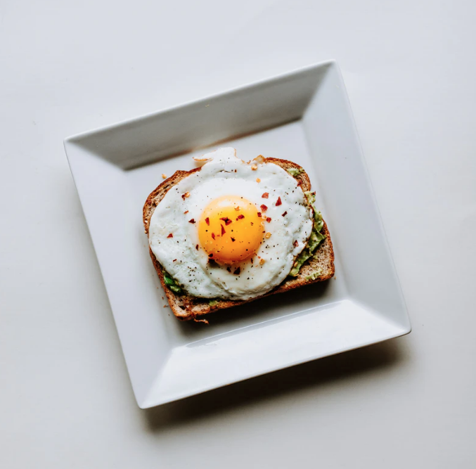 Avocado toast met een gebakken ei peper en zout