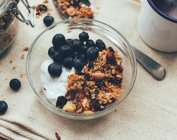 griekse yogurt met blauwe bessen en granola