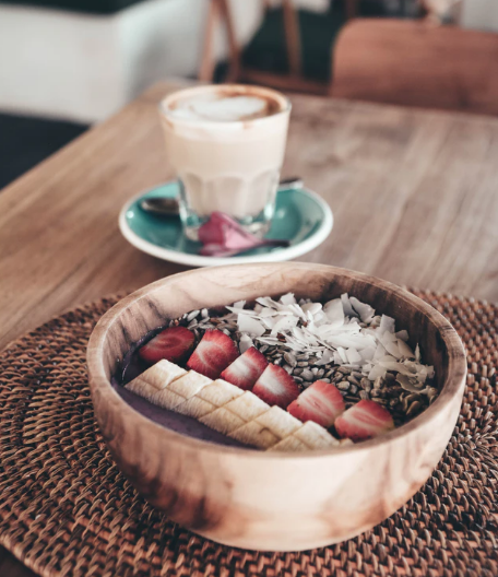 Smoothiebowl met roodfruit banaan aardbei en kokosvlokken