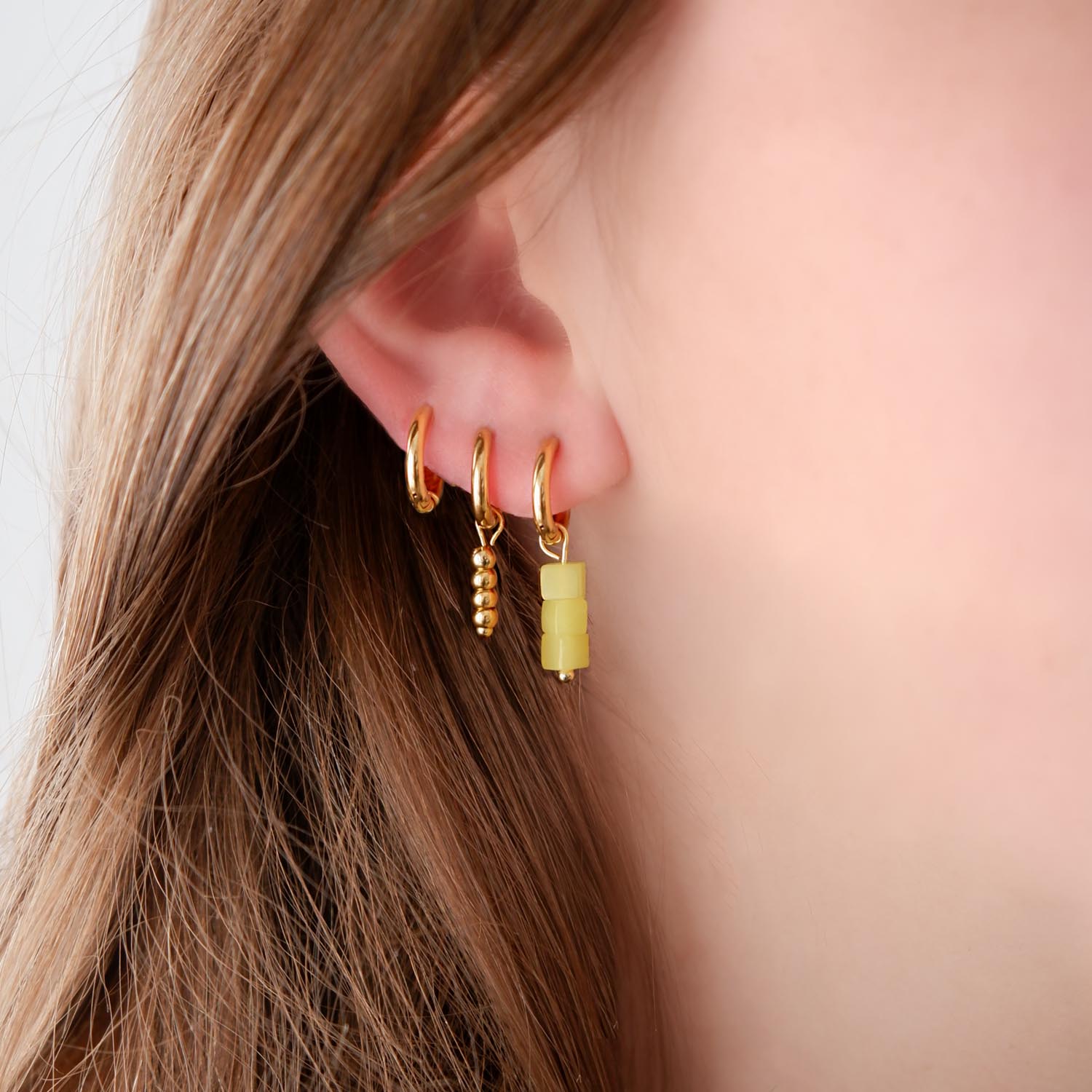 Gouden oorbellen met gele steentjes