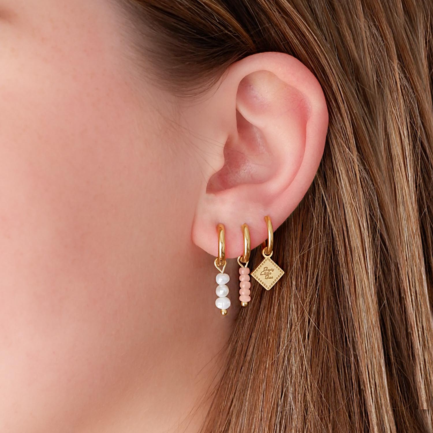 Gouden oorbellen met roze steentjes en parels