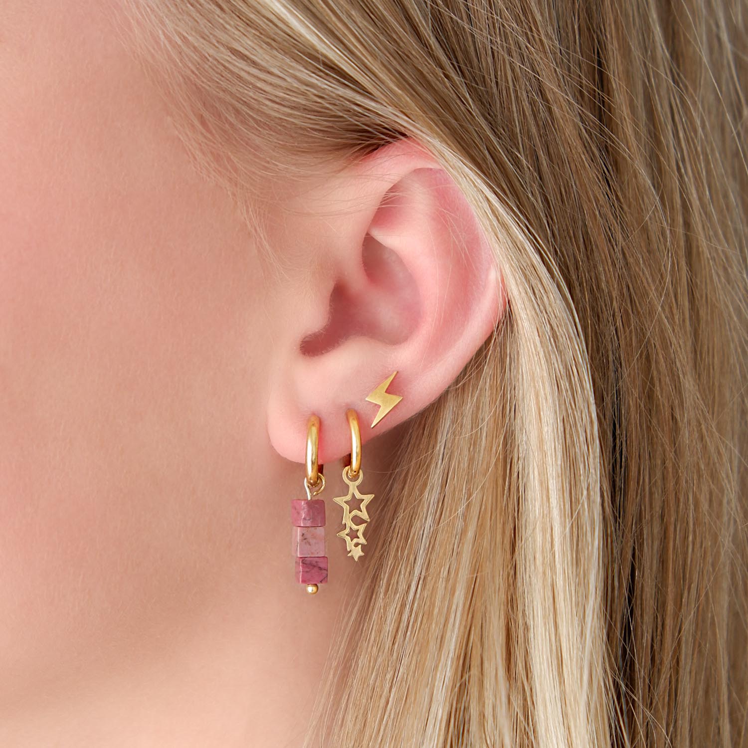 Gouden oorbellen met roze steentjes en sterretjes