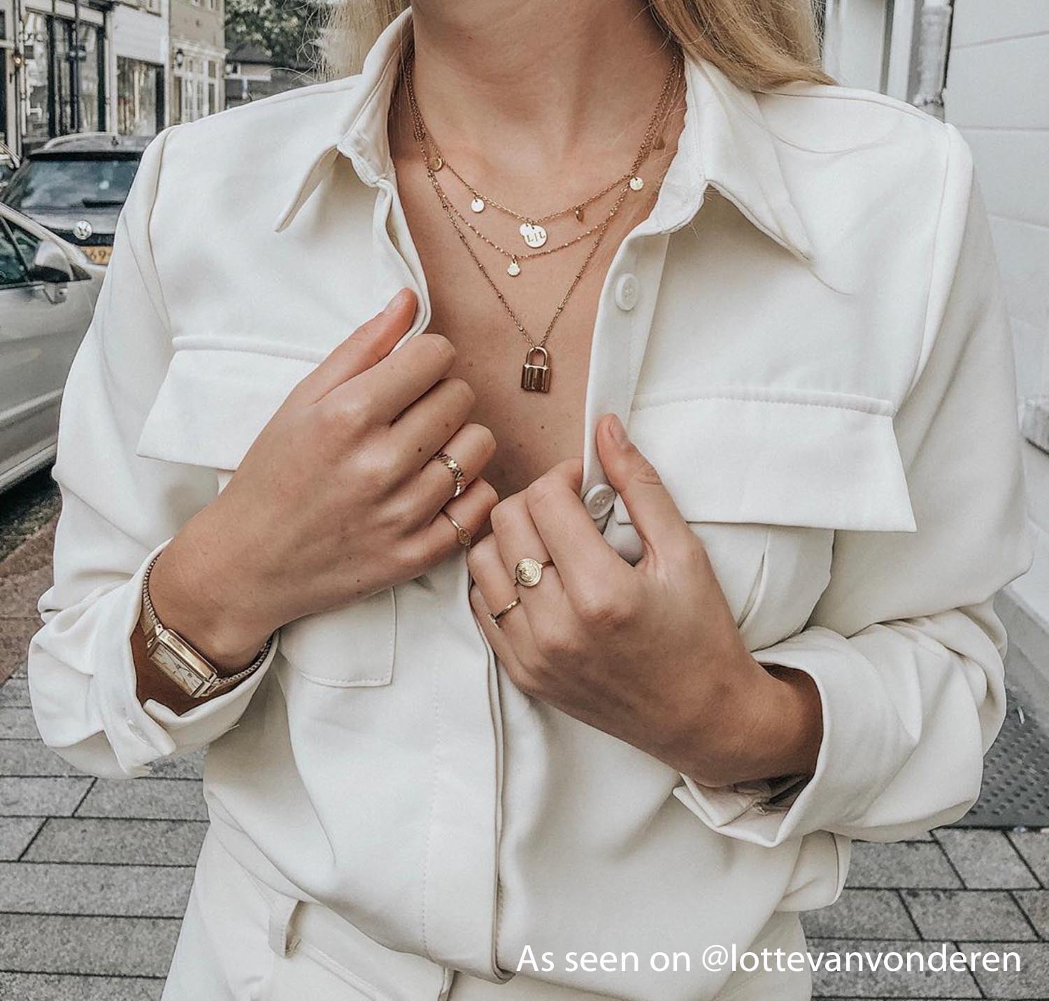 Influencer met gouden sieraden Finaste