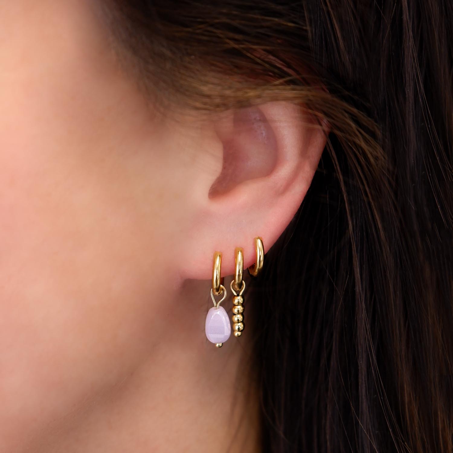 Gouden oorbellen met lila steen en bolletjes