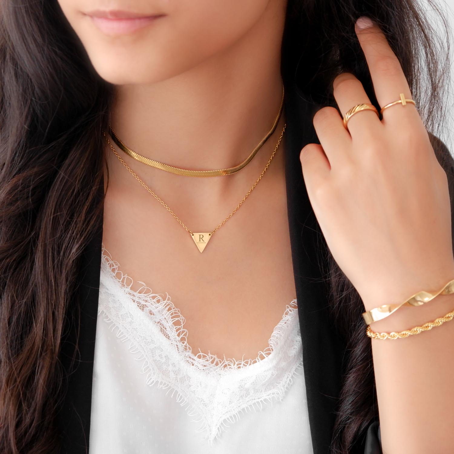 gouden sieraden look met choker ketting