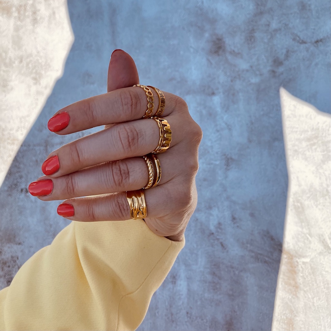 Vrouw draagt gouden ringen