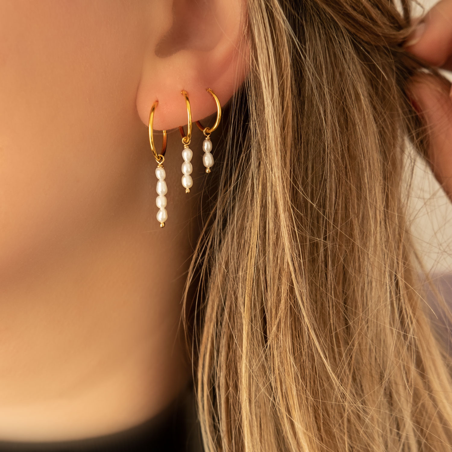 earparty van gouden oorringen met parels