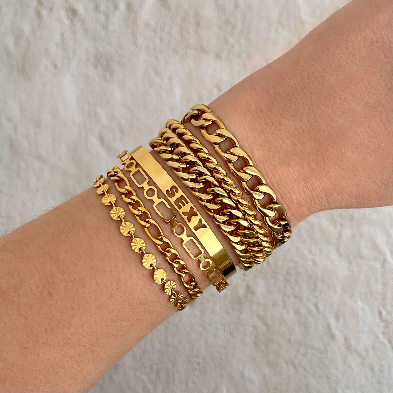 gouden armparty met chunky chain armbanden