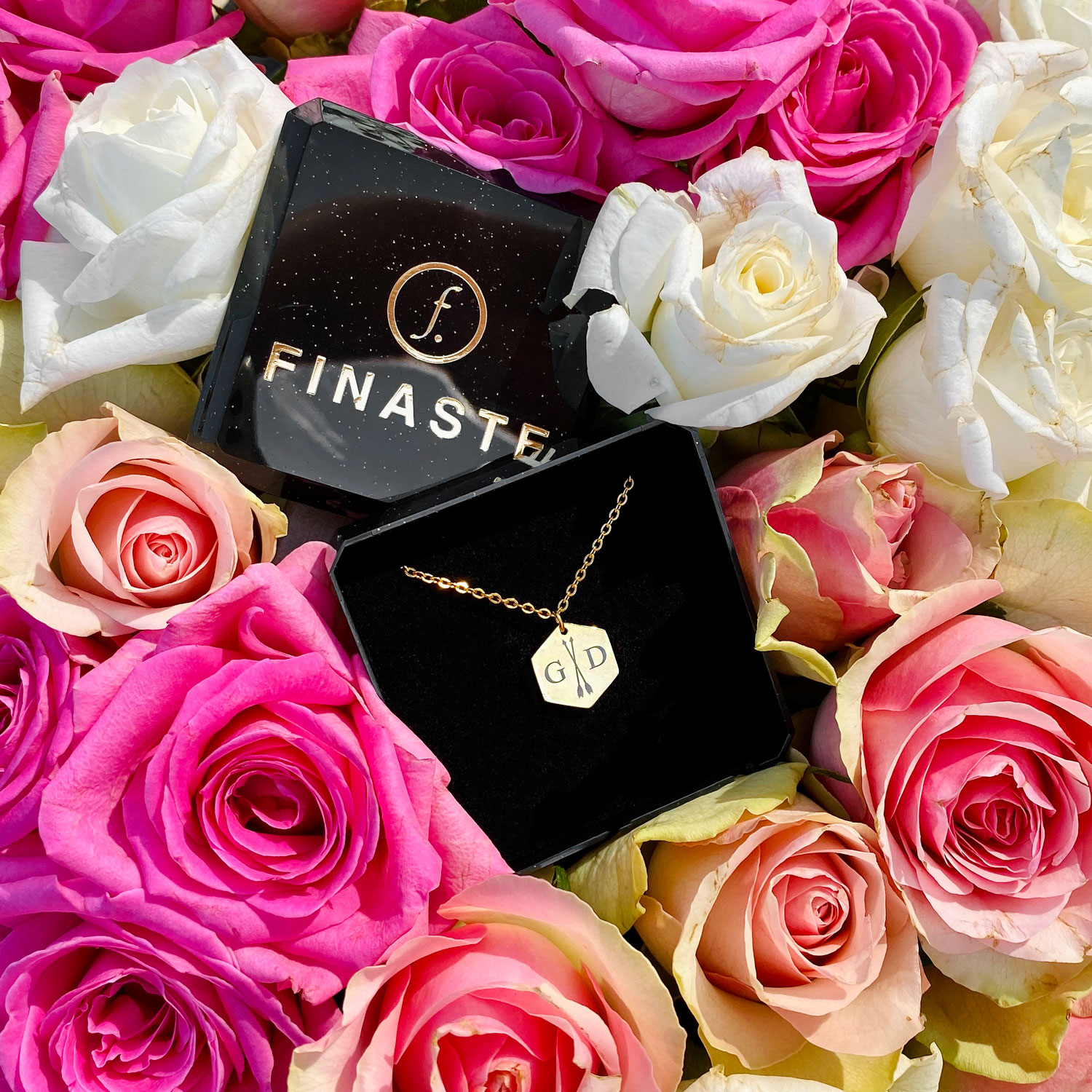 gouden letter ketting in sieradendoosje met bloemen