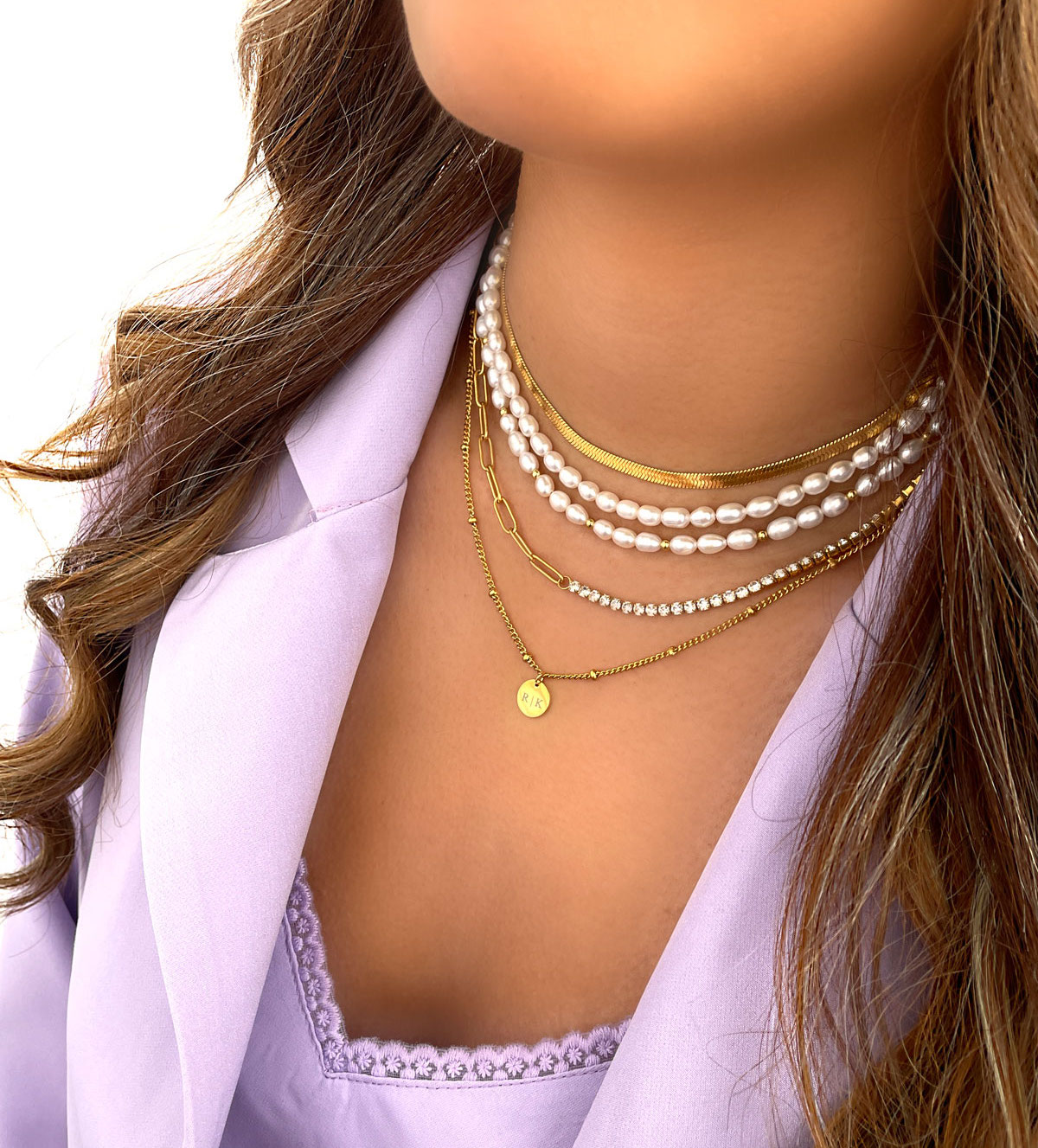 gouden necklace layer om hals
