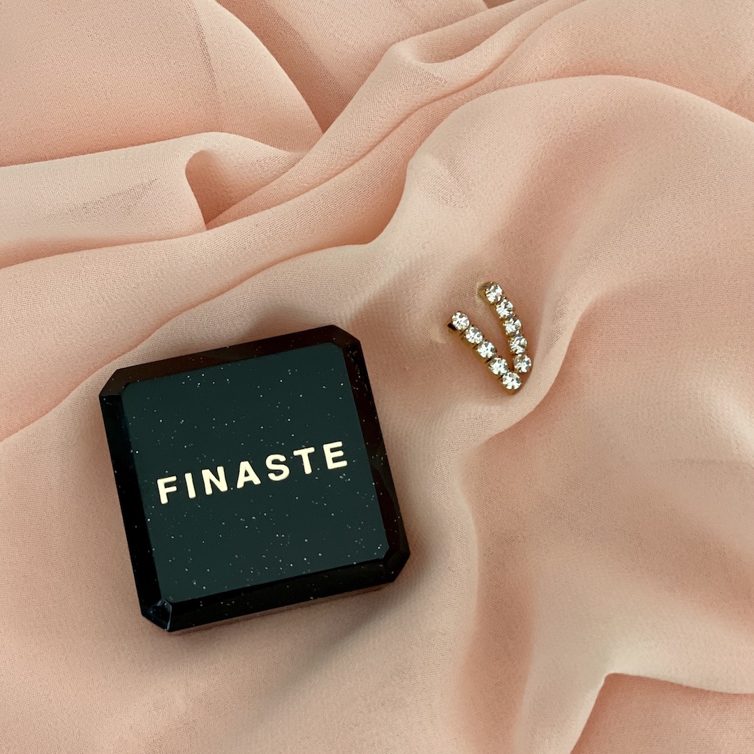 gouden tennis earrings met sieradendoosje op satijn