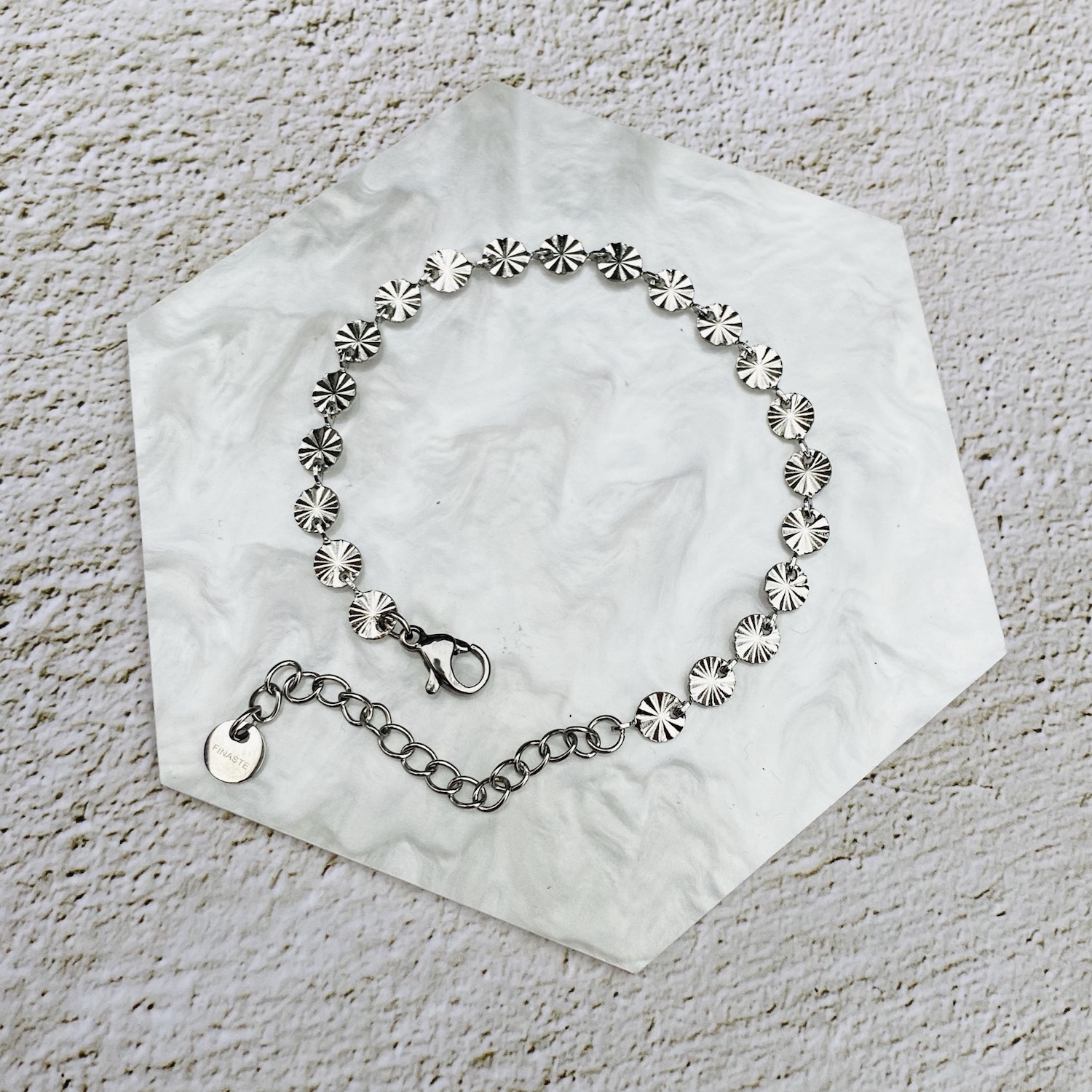 zilveren flower chain armbandje op marmer