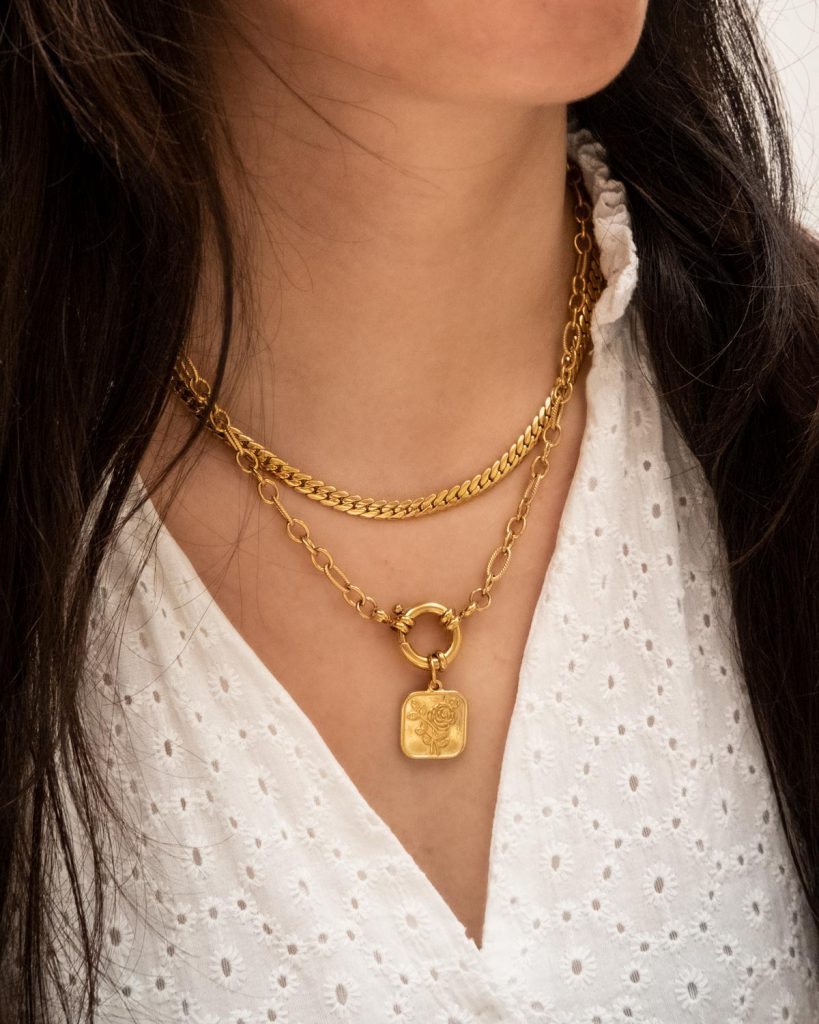 Op deze foto staat de ketting met kapittelslot met roosje in de kleur goud.