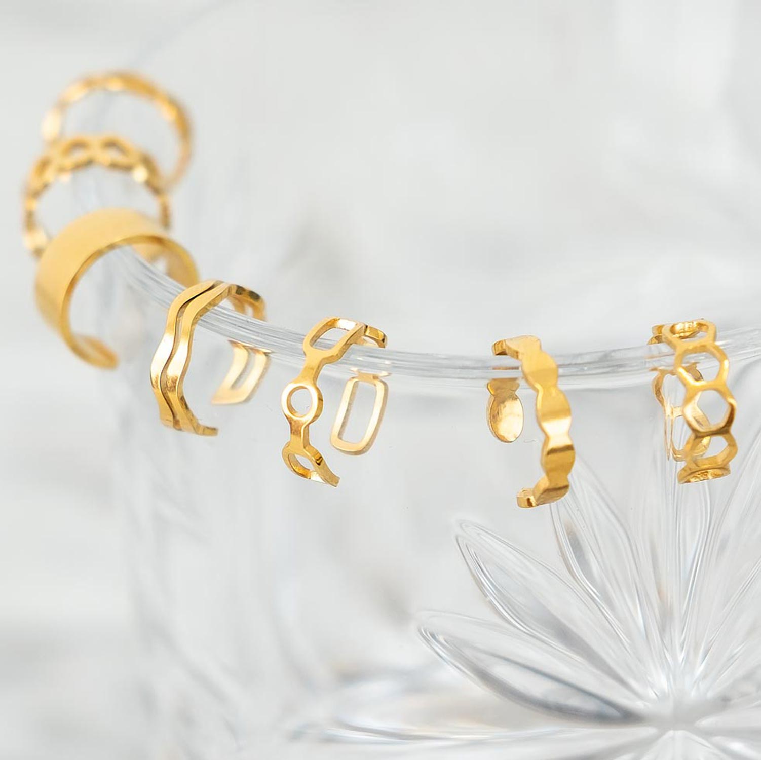 gouden ear cuffs op glas