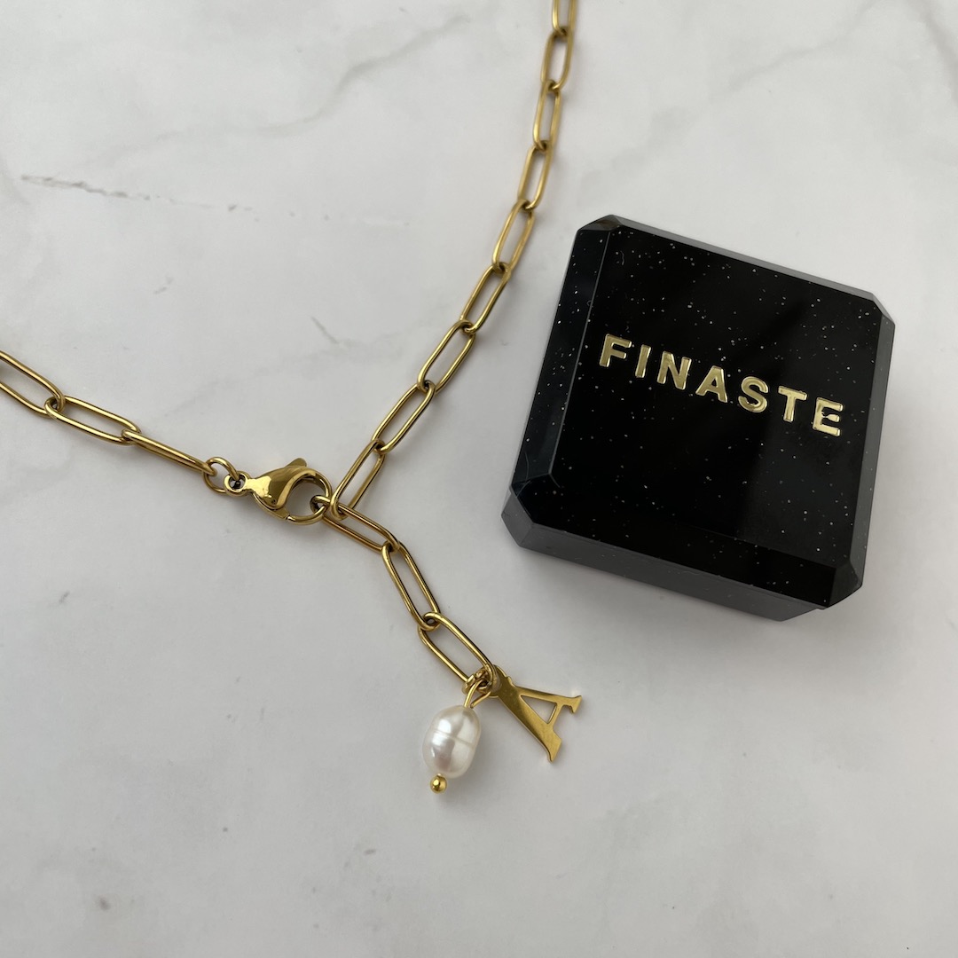 Gouden schakelketting met initial en parel