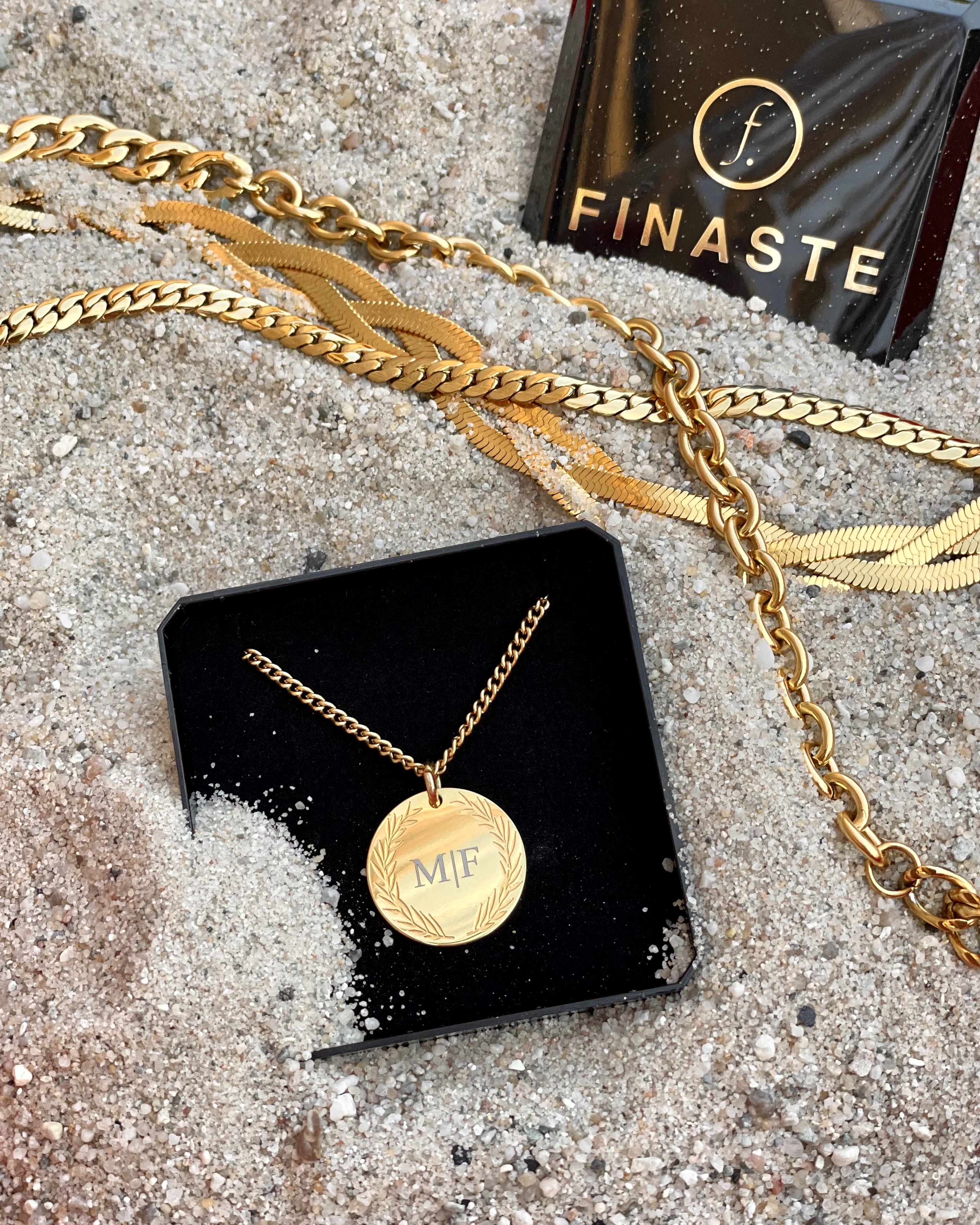 gouden ketting in griekse stijl met twee initialen