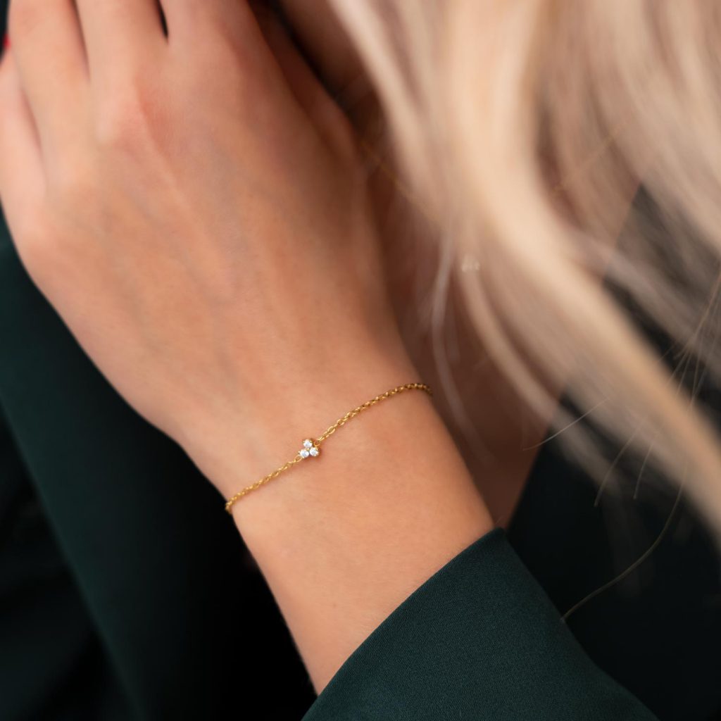 gouden minimalistische armband met steentje