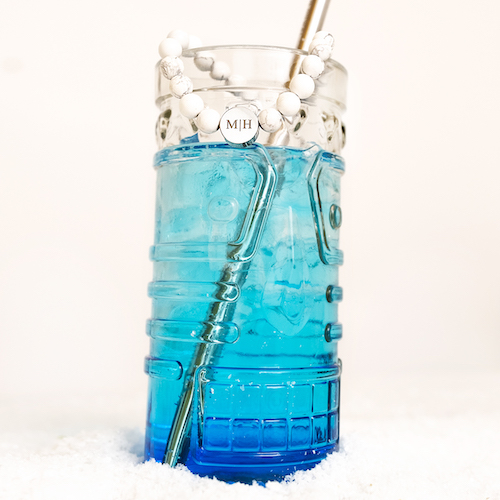 blauwe cocktail met mannenarmband