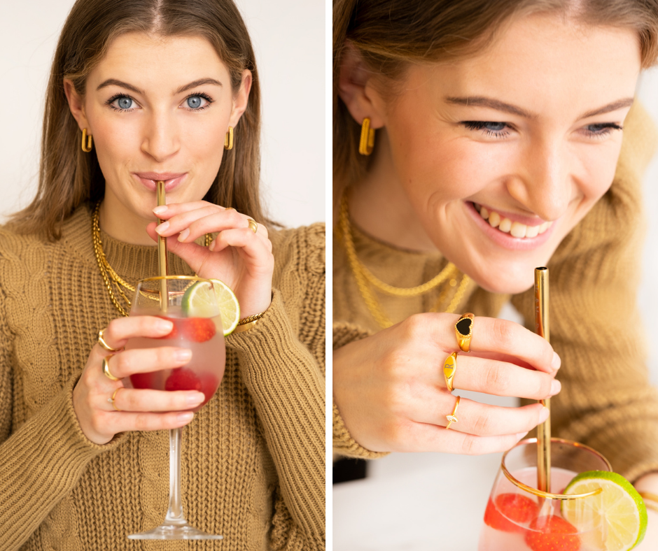 vrouw met cocktail en sieraden