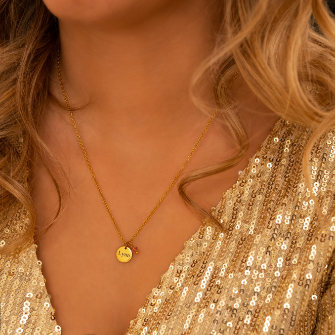 hals met gouden glitterjurk en gouden graveerbare birthstone ketting
