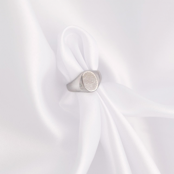 zilveren vingerafdruk ring met witte satiijnen achtergrond