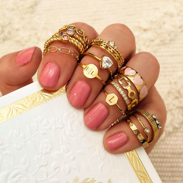 gouden ringen met roze nagellak gecombineerd