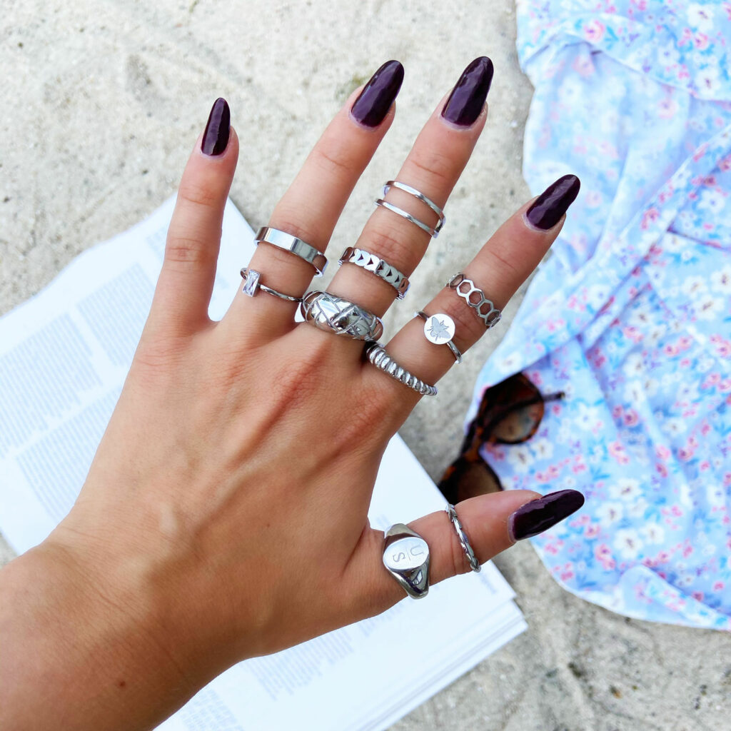 zilveren ringen met donkere nagels